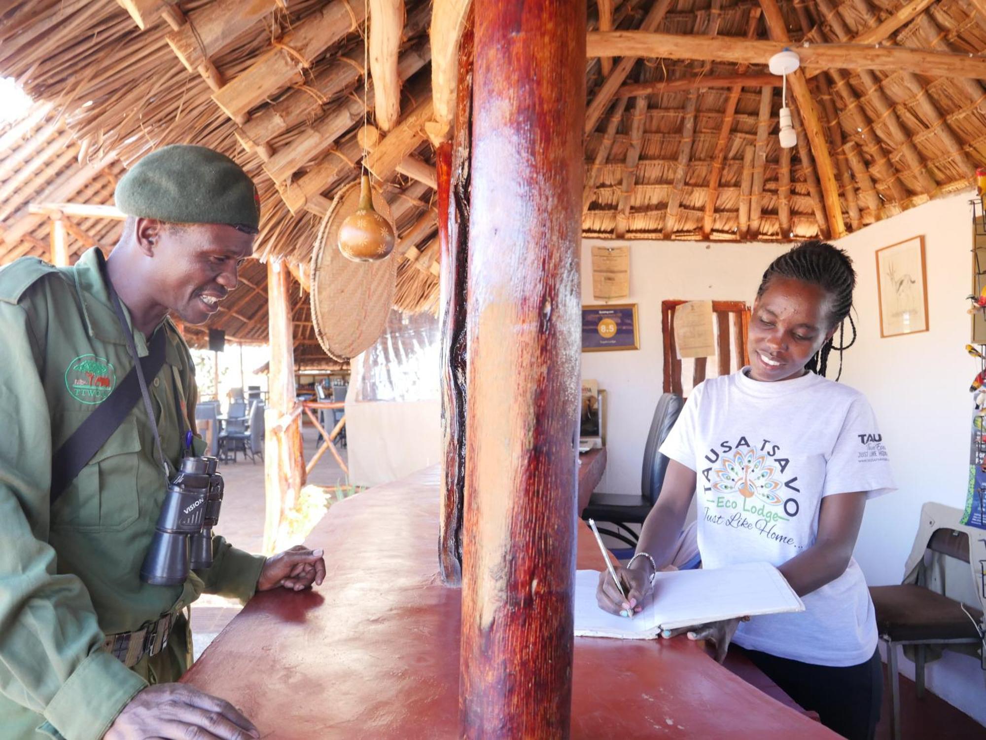 Tausa Tsavo Eco Lodge Voi Exteriör bild